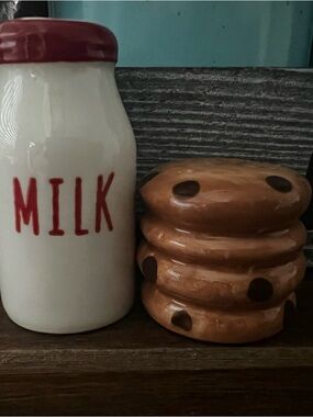 🆕 Ceramic Milk Jar with Cookie Stack Accent - Shaker Set